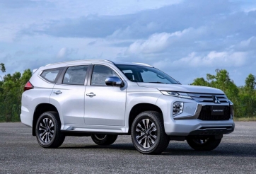 Mitsubishi Pajero Sport: Giá xe lăn bánh & đánh giá 11/2020